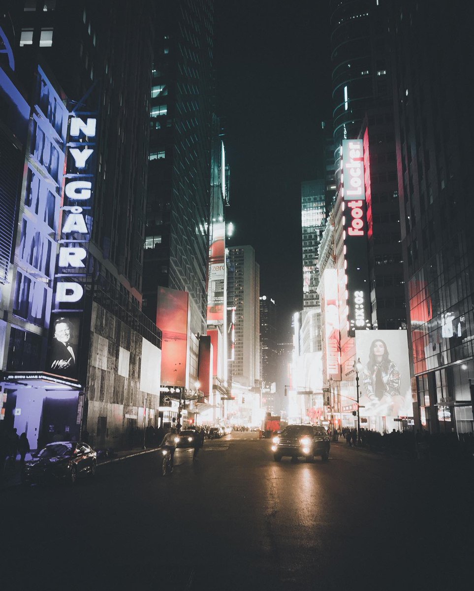 CKriegsheim's tweet photo. Strolling 🚶🏻through the night.
#photography #streetphotography #NYC #photographer #photographylovers https://t.co/III2U9gitC
