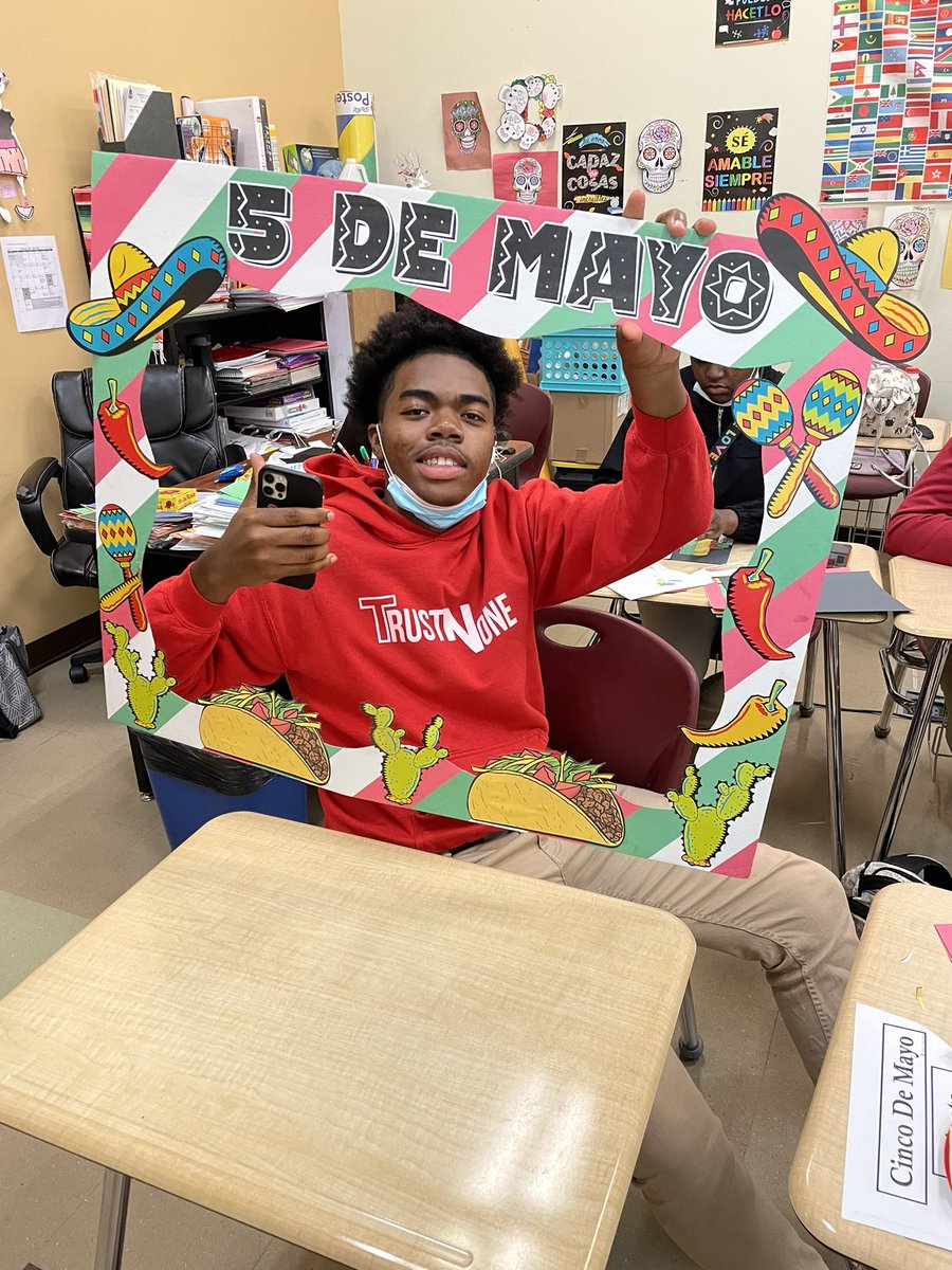 ms_Cabrera1's tweet photo. Celebrando 5 de Mayo 🇲🇽 🌮 en HCCA @TheHCCAHornets @HCCAHumanities https://t.co/BmTgDphtPg