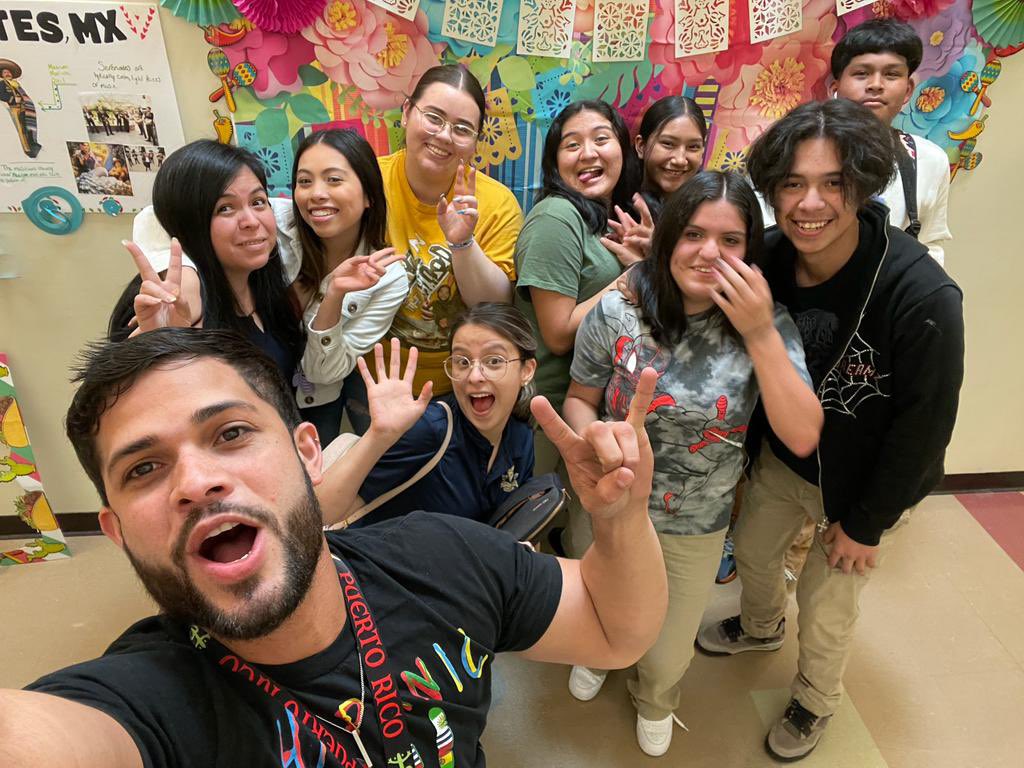 ms_Cabrera1's tweet photo. Celebrando 5 de Mayo 🇲🇽 🌮 en HCCA @TheHCCAHornets @HCCAHumanities https://t.co/BmTgDphtPg
