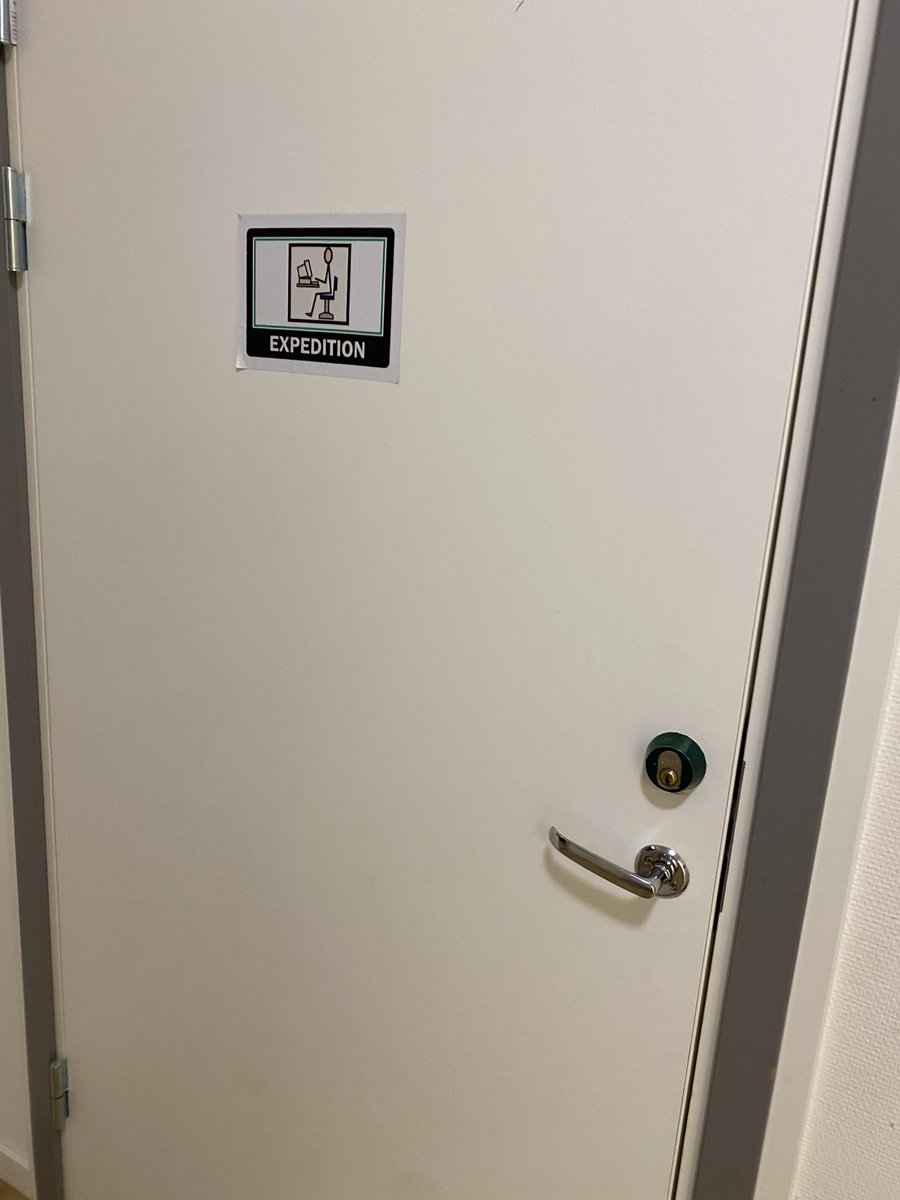 När jag var på toa på jobbet idag knackade det på. Ordentligt men artigt. Jag ropade något otydligt. När jag kom ut stod en kvinna precis utanför dörren och bad om vägbeskrivning till NO-salen. När hon gått upptäckte jag att någon unge satt den här skylten på toadörren