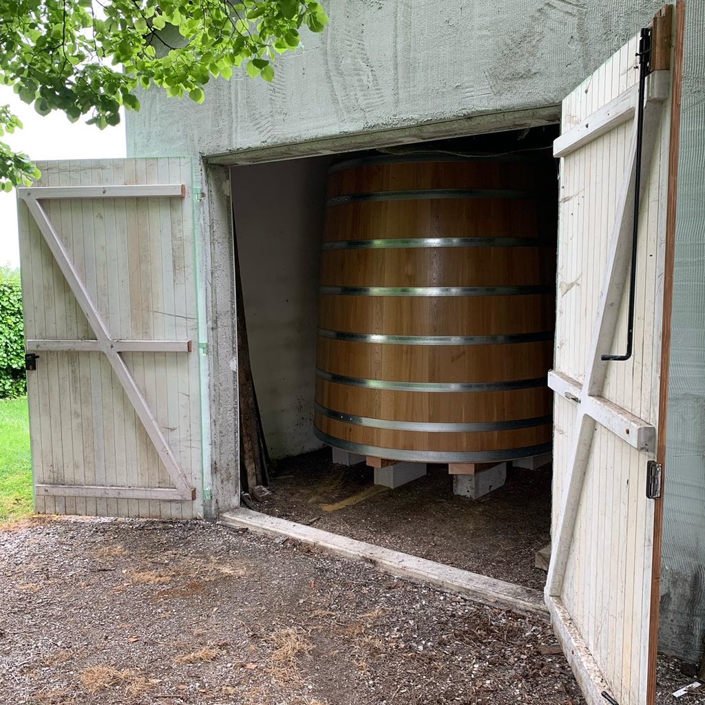 Allary_France's tweet photo. Tonneaux de cognac, au détour d’un chai 🔨🌳  #tonnellerie #tonnellerieallary  #frenchoak #savoirfairefrancais #tonneau #cognac #cognaclover #armagnaclover #tradition #brandy #rhumlover #chenefrancais #distillerie #distillation #cooperage #cooperagebrewing #barrique #barrel https://t.co/r5fJ7LuypC
