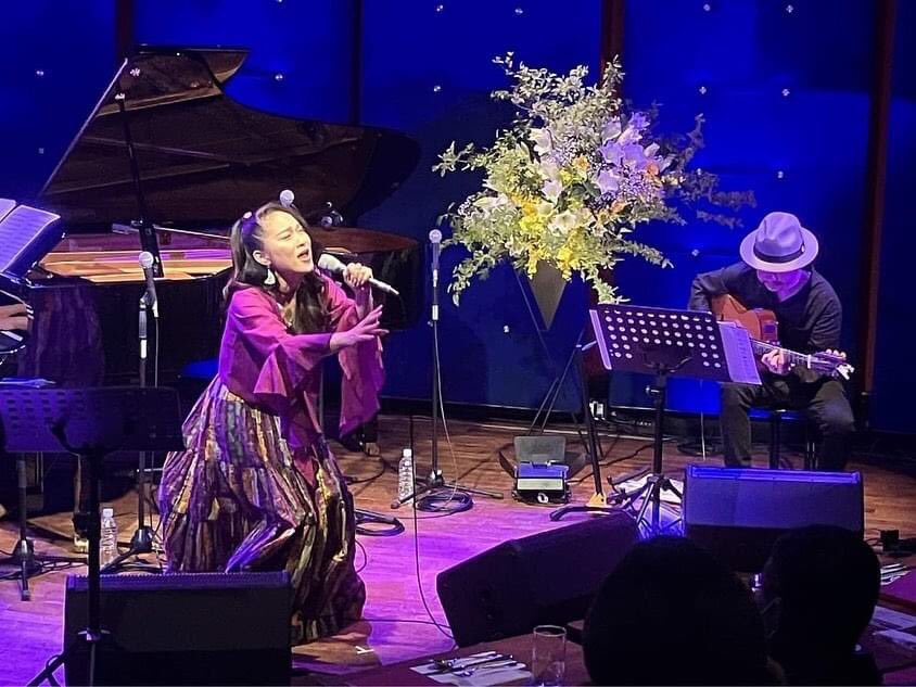 TheNotes_Museum's tweet photo. 先日5/2、MISIA のEVERYTHINGや果てなく続くストーリー等を世に生み出した作曲家&ピアニスト
#松本俊明 さんのコンサートに
#TheNotesOfMuseum 出演させていただきました。at #JZBratSoundofTokyo
やっぱり松本さんの音楽世界は最高です🌹お人柄も大好き‼️胸にググッと来ながら演奏してました https://t.co/meEXjUhl9F
