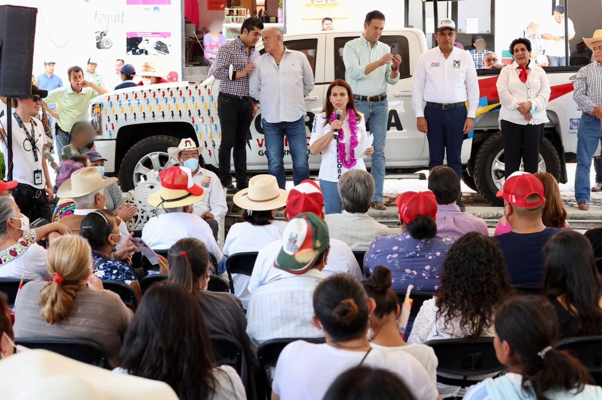 caroviggiano's tweet photo. Un #HidALGOMUCHOMEJOR se construye desde los cimientos, desde las bases, hombro a hombro con las familias del estado que sí quieren hacer una diferencia. Y hoy confirmamos nuevamente que somos el mejor equipo  en #SanAgustínMetzquititlán.

#LlegóLaHora #CaroGobernadora https://t.co/8A1kAvOwcq