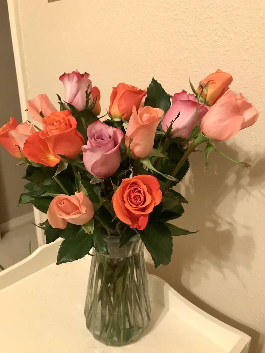 VictoriaMunson's tweet photo. My sweet mama alway makes sure I get birthday flowers the week of so I can enjoy them for even longe. She’s never missed a year, even when I was in California she always managed to get me flowers. Best surprise to come home to a beautiful bouquet of roses #luckygirl https://t.co/WxEKyWPiLB