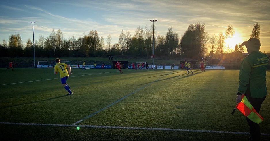 GeirIngvald's tweet photo. Stange - Storhamar 3-1. 5. divisjon. Stanges assistentdommer iført Felleskjøpet-antrekk. Mer Stange kan det ikke bli. #breddefotball https://t.co/OON8OLEXnn