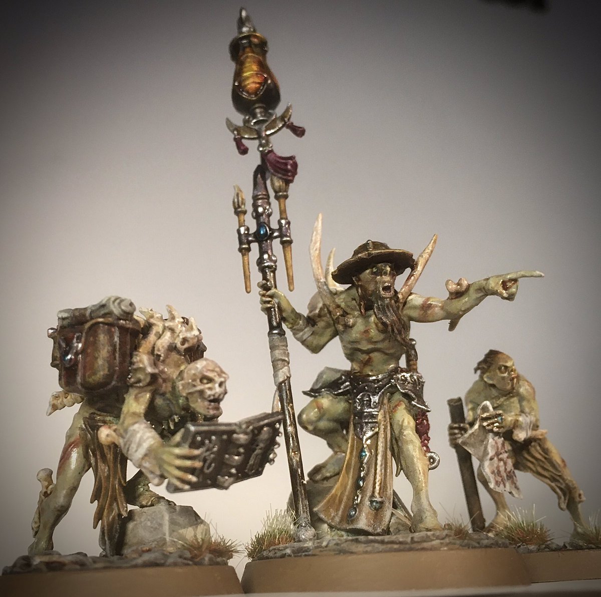Blastfr97917299's tweet photo. @mortalcitizens 
#mortalcitizens

Since it is the month of explorers again here is my Royal Cartographer and his retinue i built around this time last year finally all painted up 😅 

took me quite a while to get to them, but all the more happy with those daring fellaws now!! https://t.co/L0PbgdsAVx