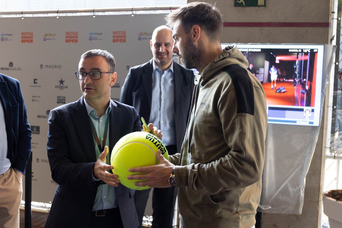 ricohspain's tweet photo. 🤝@MarcGranollers, todo un campeón de dobles y número 5 del ránking @atptour, ha estado charlando con nuestros clientes en la zona de jugadores de @MutuaMadridOpen.
¡Un placer conocerte! 👏👏👏
#SponsorOficial #RicohMMO #LeadingChangeAtWork https://t.co/necjODADYQ
