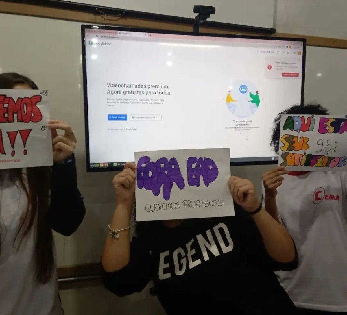 appsindicato's tweet photo. No Paraná, vamos assim:
1. Governo contrata universidade privada para ministrar aulas a distância do Novo Ensino Médio
2. Estudantes protestam sem dar um pio e são EXCLUÍDOS da aula pela universidade bancada com dinheiro público (R$ 38,4 milhões!) https://t.co/m3T6VOf5JI