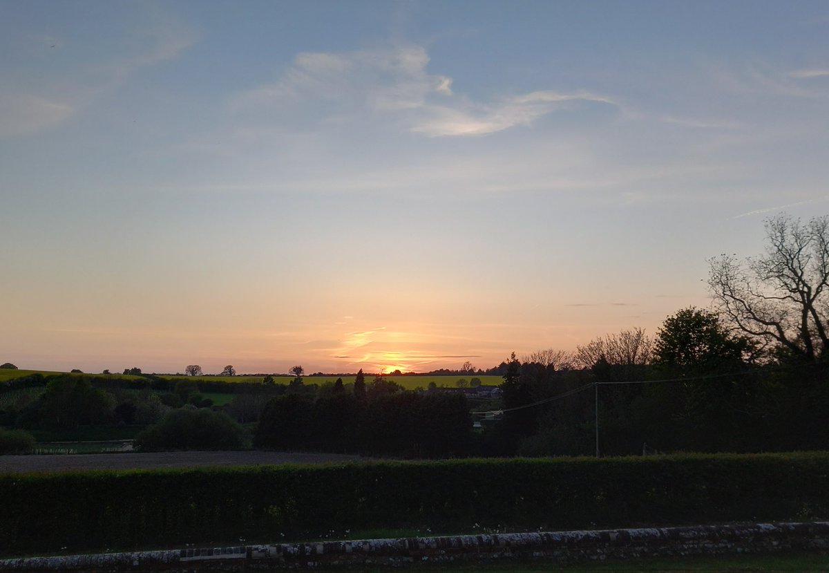 HevRev1's tweet photo. The most beautiful sky as we left St Mary's church Old Alresford this evening after lovely service with a MU group visiting where @MothersUnion began #MarySumner #sunset #creation https://t.co/BdHK2aXebT