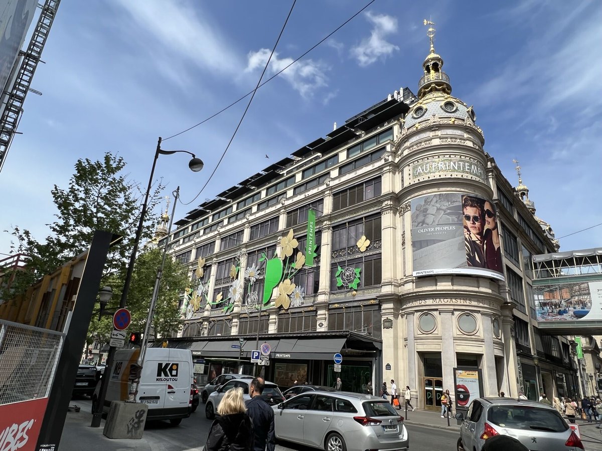 the_industrious's tweet photo. @Printemps and @dressxcom unveiled an interactive display that lets a customer create their own fashion #NFT on the spot. It’s a well-conceived collab that teases a future where brick-and-mortar and Web3 collide in the most perfect way. 

#retailtech #augmentedreality #retail https://t.co/4Yjnmd3GG9