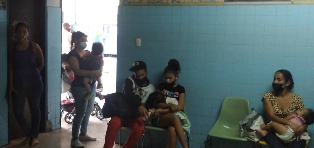 EmilianoAzcunes's tweet photo. #AlMomento | El personal de enfermería  de la tarde realiza charla educativa sobre la Deshidratación a los pacientes de la consulta de pediatría,  por el bienestar de los niños de la patria. #PorUnSeguroMásSocial #PorLaMadreTierra @MagaGutierrezV @NicolasMaduro @ivssoficial https://t.co/4OZDGEJYFn