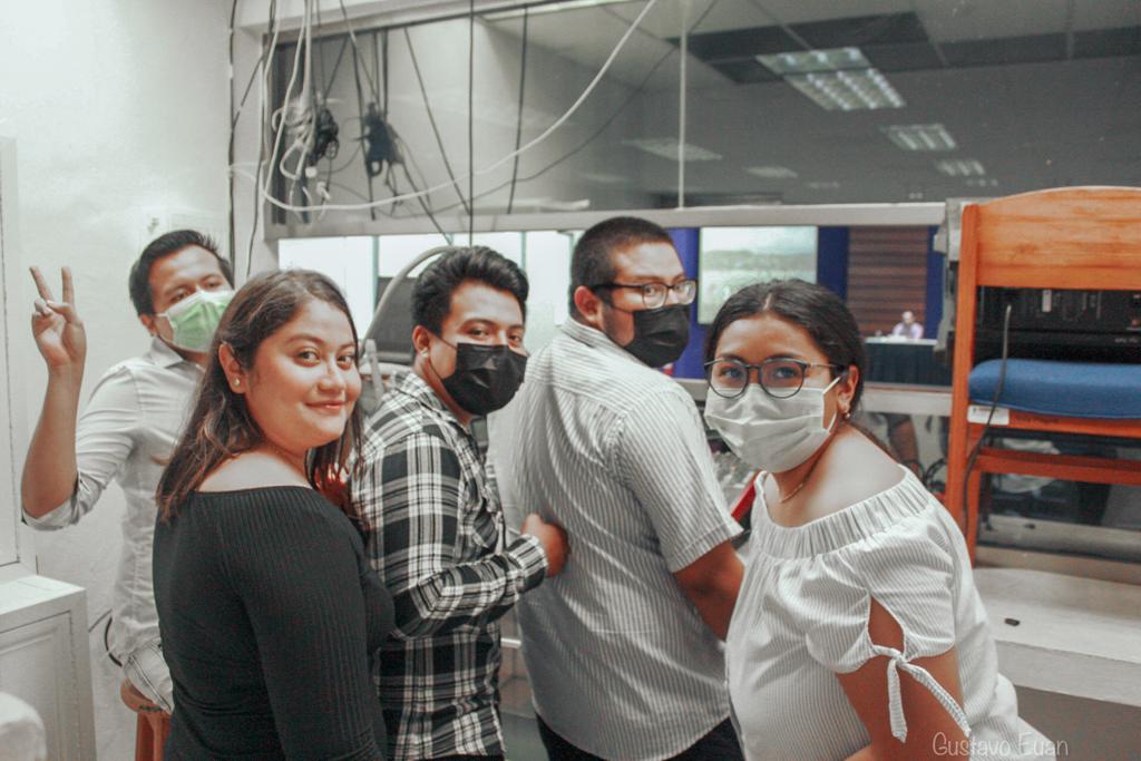 Muy bonito estar viendo y aplaudiendo detrás de todo el conversatorio 🖤🤍 <a href="/Martinez5Vera/">Carlos Martínez Vera</a> <a href="/DanielCruz_lml/">DanielCruz</a>  <a href="/leslychi185/">Lesly Chi</a> <a href="/OMIE_MUY/">Omar</a>