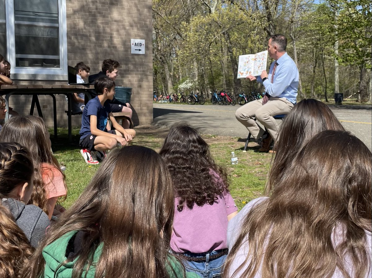 4MrsRussell's tweet photo. Fourth graders were so fortunate to have Mr. Lee read to them outside today. We surprised him with a poem and some notes of kindness on his office door! https://t.co/nZJ470lHYR