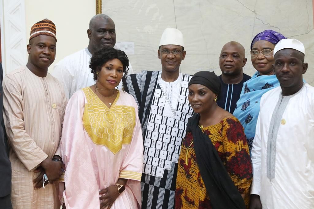 AES_Diaspora's tweet photo. Le premier ministre du #Mali a reçu une délégation de la diaspora a bko. https://t.co/DbuaMGPZWJ