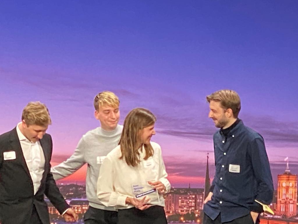 Wir freuen uns sehr über den Axel-Springer-Preis für "Wild Wild Web"! Danke an die Jury, an <a href="/ottlitz/">Till Ottlitz</a>, <a href="/KlausUhrig/">Klaus Uhrig</a>, die <a href="/DJSde/">Deutsche Journalistenschule</a> &amp; alle, die unseren ersten Podcast so viel größer gemacht haben, als wir es uns hätten erträumen können. <a href="/DerHoermeyer/">André Dér-Hörmeyer</a> <a href="/SGarschhammer/">Simon Garschhammer</a> @BenediktDietsch