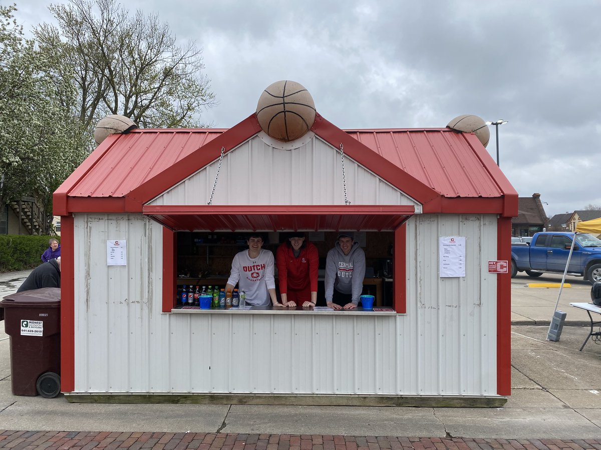 CentralDutchMBB's tweet photo. It’s Tulip Time in Pella and our guys are ready to go! Come check us out this weekend and get the best brats in town! https://t.co/t9MxNtZTze