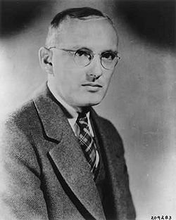 CosmosNostrum's tweet photo. El 5 de mayo de 1933, hace hoy 89 años, el ingeniero Karl Jansky publicaba su nuevo descubrimiento: tras un año estudiando un débil silbido de radio de origen desconocido concluía que las ondas venían del centro de la Vía Láctea. Se daba así inicio a la era de la radioastronomía. https://t.co/oT4RXe5xww