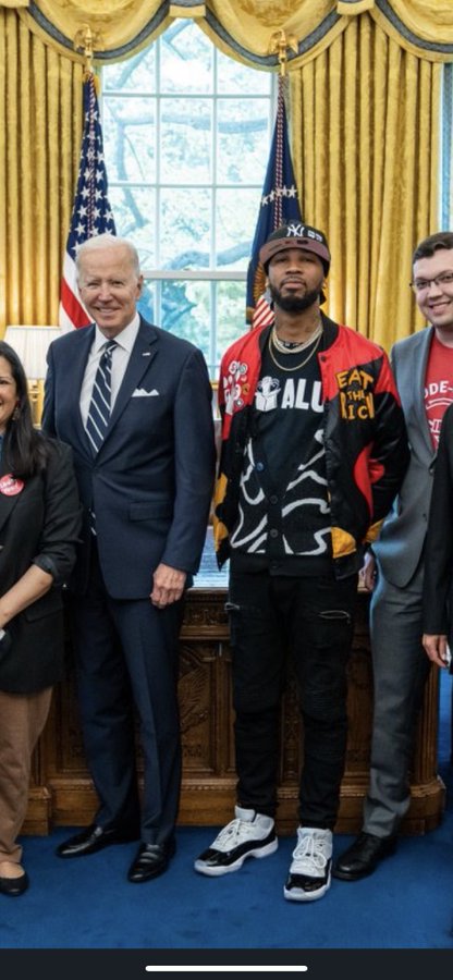 JPHilllllll's tweet photo. Chris Smalls rocking an Eat the Rich jacket in the oval office next to the President. Iconic. https://t.co/UJwovQyPWJ
