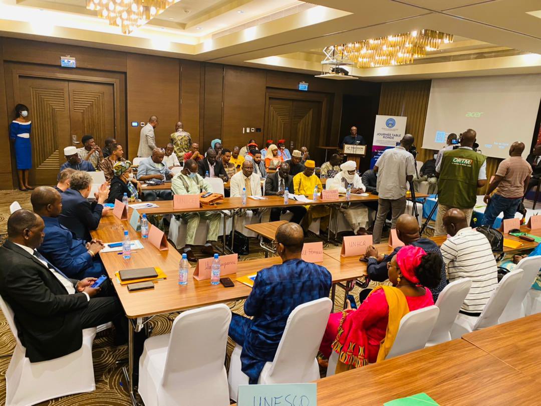 AttaherMossa's tweet photo. #JEUNESSE

Ce 5 mai 2022, Ss la présidence du PM, Dr Choguel K Maïga, le MJS a organisé sa Table Ronde pr le financement des actions prioritaires :Jeunesse, Sports,Instruction Civique &amp; ConstructionCitoyenne et a mobilisé plus de 𝟑𝐌𝐢𝐥𝐥𝐢𝐚𝐫𝐝𝐬 fcfa

https://t.co/KSfaw7hXa3 https://t.co/4k7AWloaWT