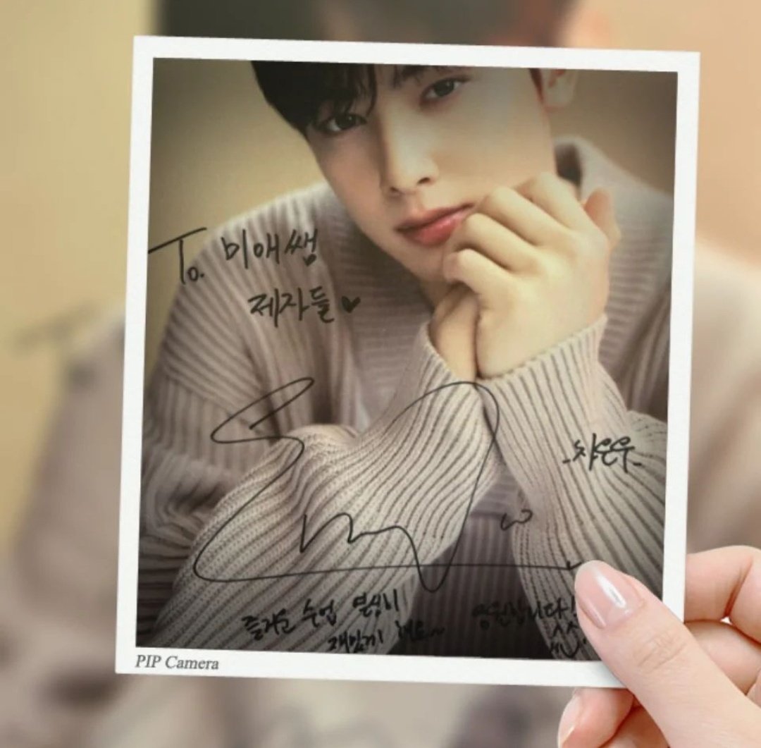 SpainEunwoo's tweet photo. [IG] 220505
#CHAEUNWOO envió un poster autografiado a su maestra:

"Podrías haber firmado en papel blanco, pero firmaste en una linda foto. El amable Eunwoo que envió un mensaje.
#ChaEunwooIsLove #MyFavouriteDiscipleChaEunwoo #Siempre a tu lado #IwillBeYourFan #ChaEunwooILoveYou" https://t.co/tEcNvE4RpO