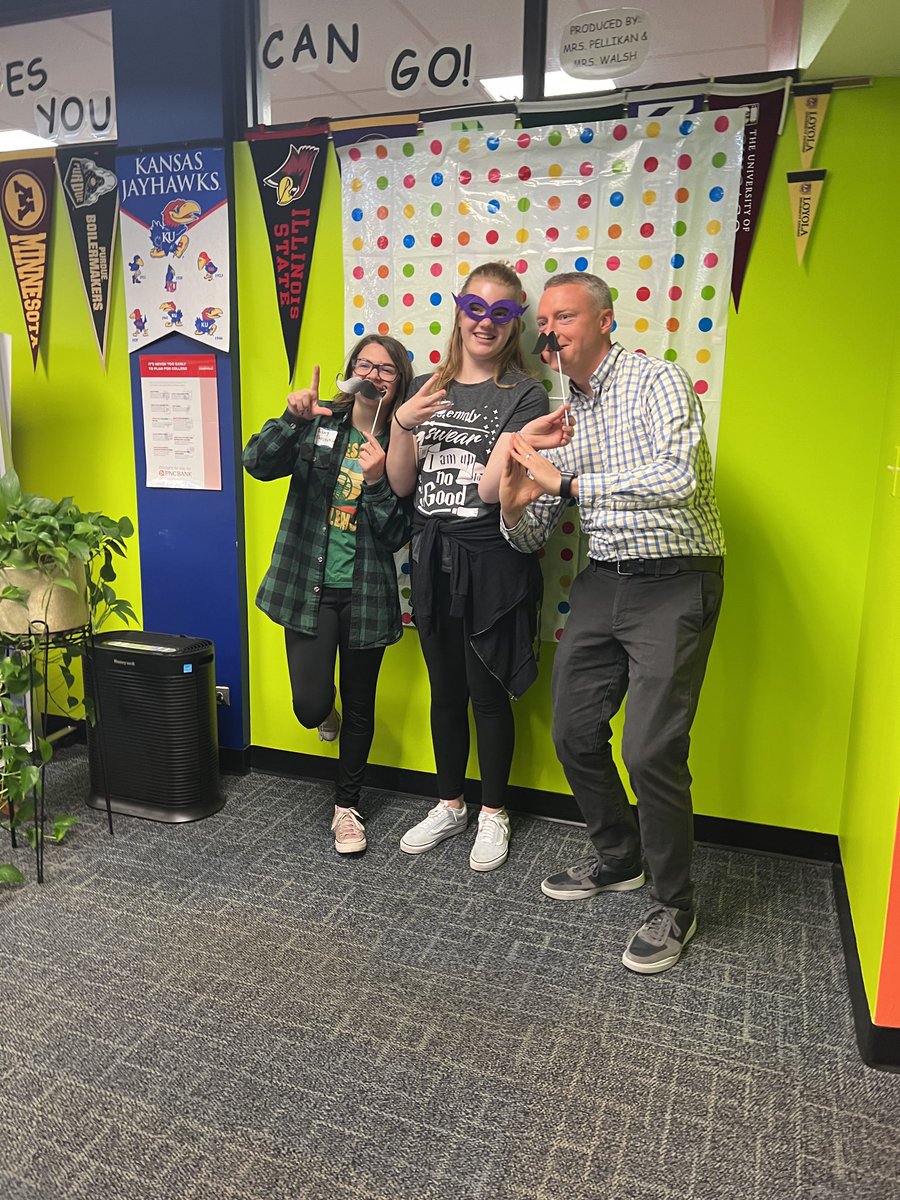 kvonder_haar's tweet photo. A community that laughs together grows together. ❤️ ⁦@dist57⁩ #d57learns #empowerD57 https://t.co/oxH7tfKa0W
