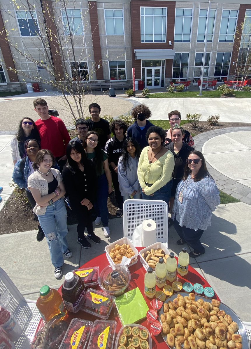 Perfect day for a pique-nique! Merci to everyone in French Club for your enthusiasm this year. It’s been a fantastic year! Also, good luck to our seniors as they begin a new adventure. #towniepride