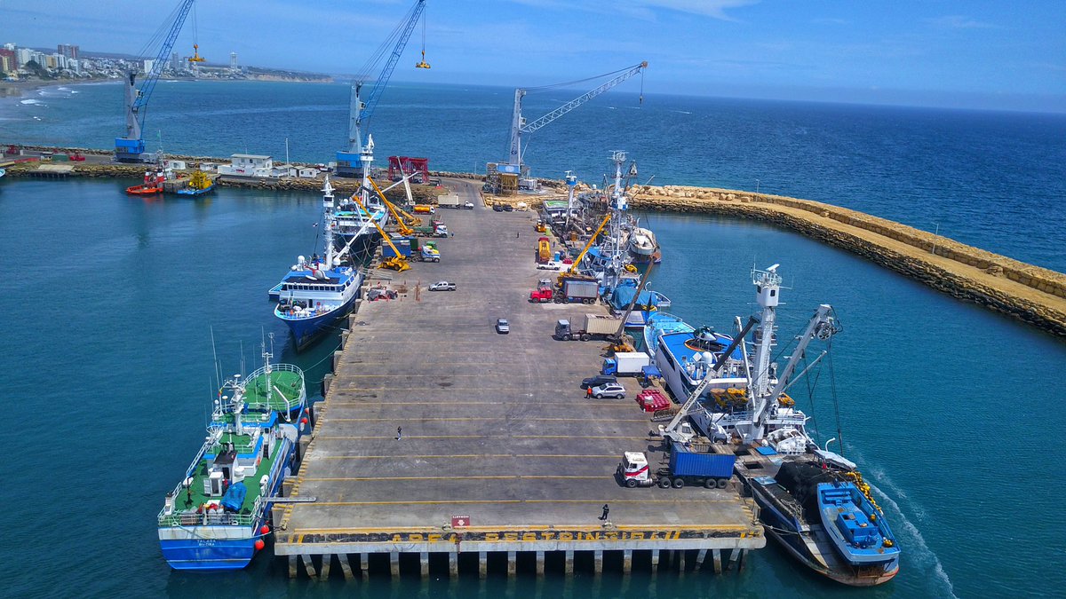 TPM_EC's tweet photo. ¡#Manta tiene el principal puerto pesquero del Ecuador!🐠

Con 110 🛳 de bandera 🇪🇨, el #PuertoDeManta concentra la flota atunera más grande del Pacífico Oriental. Estos buques son el primer eslabón de una actividad económica que emplea directamente a cerca de 30.000 personas☝🏼 https://t.co/qACQC76ALC