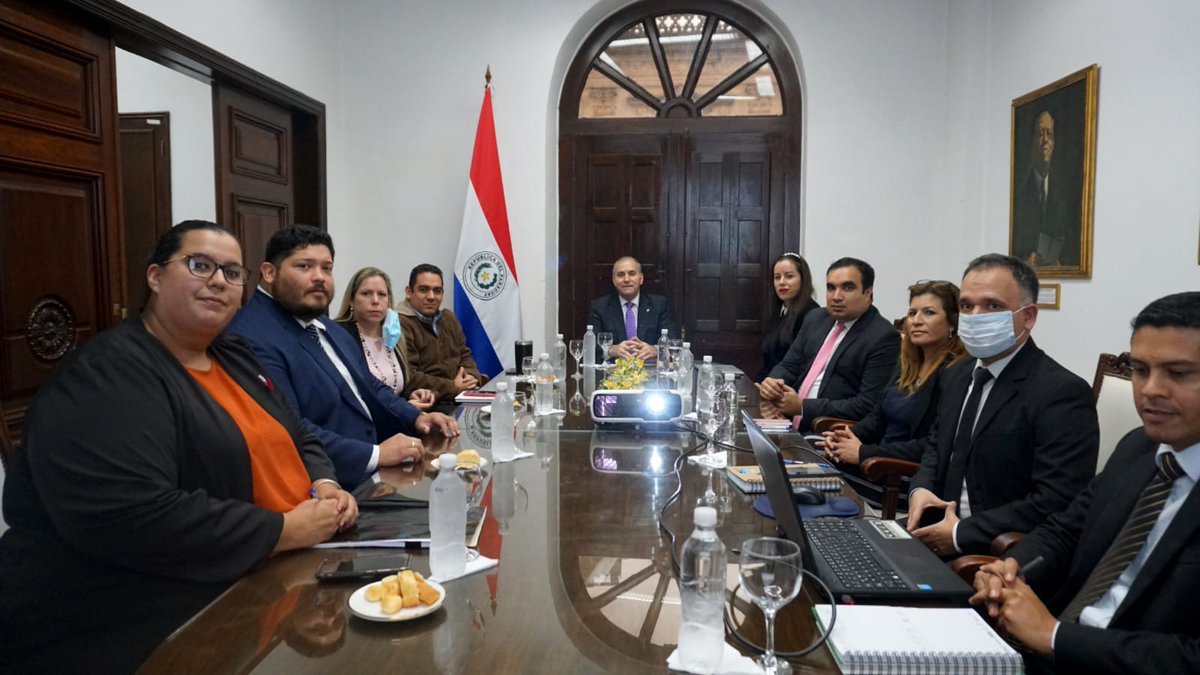 mreparaguay's tweet photo. El canciller Julio Arriola se reunió hoy con representantes de distintos gremios de la institución, y se instaló una mesa de diálogo para debatir el proyecto de Ley “Del Servicio Diplomático, Consular, Administrativo y Profesional del @mreparaguay.
➡️ https://t.co/5KVTKttWDg https://t.co/IElO4Ookmd