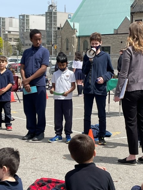 camaceschool's tweet photo. Praying the Living Rosary #CatholicEducationWeek @HWCDSB @HWCDSBFaith https://t.co/VjOnM9do2b