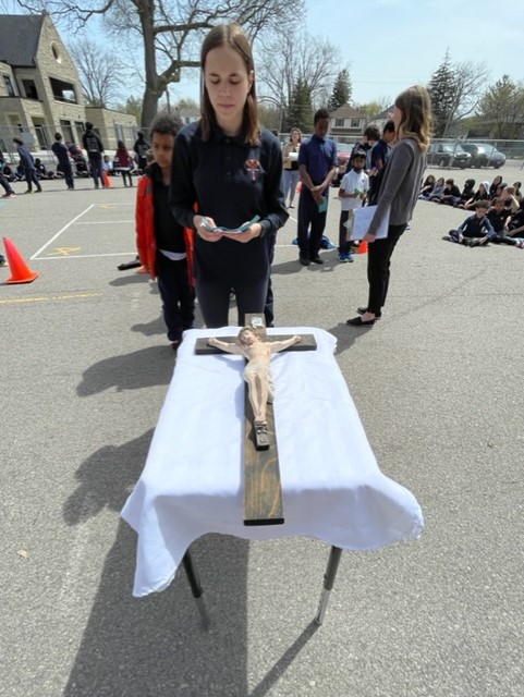 camaceschool's tweet photo. Praying the Living Rosary #CatholicEducationWeek @HWCDSB @HWCDSBFaith https://t.co/VjOnM9do2b
