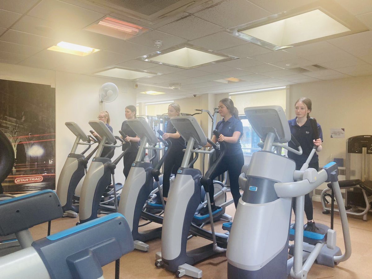 YateleySchoolPE's tweet photo. The year 11s @yateleyschool are loving their Gym sessions at Yateley’s Health and Fitness. https://t.co/N3op68URys