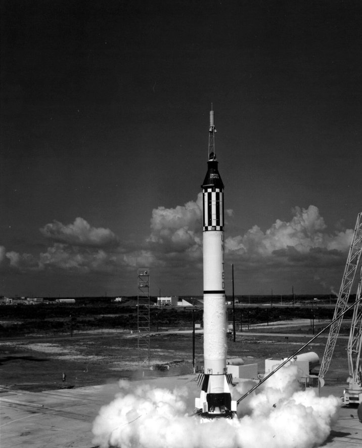 CosmosNostrum's tweet photo. El 5 de mayo de 1961, hace hoy 61 años, se lanzaba la nave Mercury Redstone 3 para poner en el espacio a Alan Shepard, primer estadounidense en salir de la Tierra solo 23 días después del vuelo de Gagarin. Shepard llegó hasta los 187 km de altura en un vuelo que duró 15 minutos. https://t.co/A3ji6xg90X