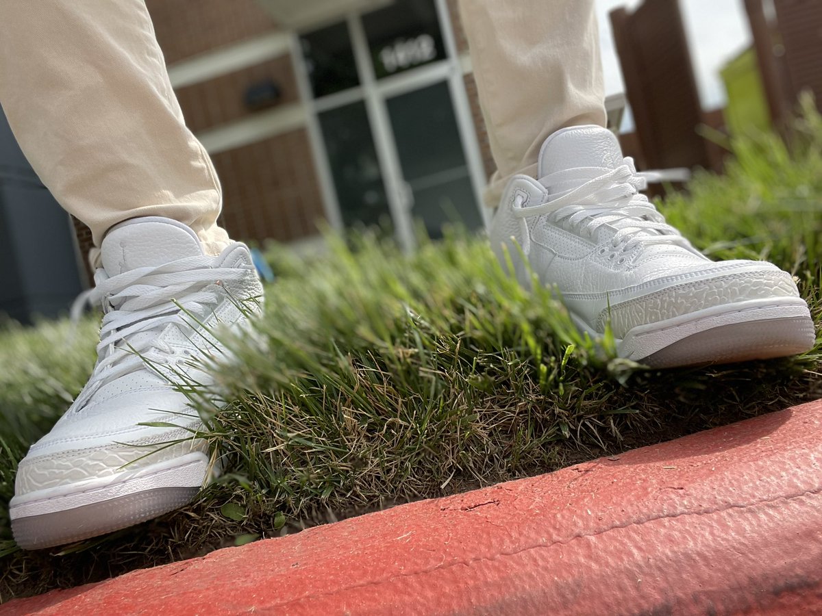 coreycooperNC's tweet photo. Out visiting stores in these crispy platinum 3s. What y’all wearing today ? 👀 #attkicks #jordan3 https://t.co/fETYPNV0VY