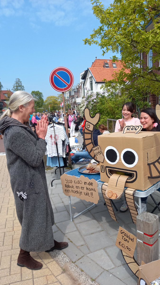 Juffrouw HEndriKS heeft de koekjesrobot op de Vrijmarkt 5 mei in Oegstgeest benoemd tot de talentvolste attractie!