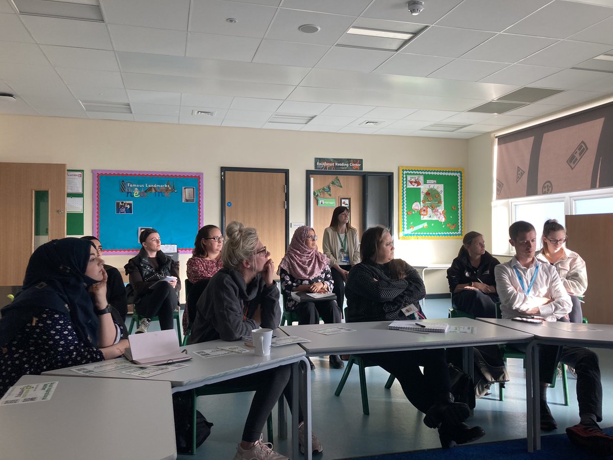 Every1Learning's tweet image. What a great evening meeting many interested people who are curious about #gettingintoteaching @Every1Learning @newbridgegroup @KingfisherSch @JenniKingfisher @EMTeachingHub @HawthornsTweets @MossleyHollins @DroyAcademy