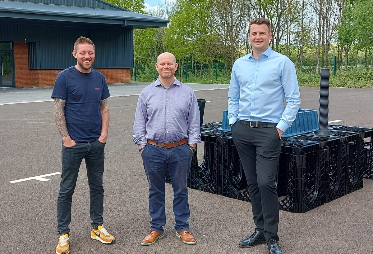GreenBlueUrban's tweet image. Great to have @RickyWhiteman &amp;amp; Matt Stevens join us from @GavinJonesLtd at HQ today, for a tour of the facility, build a tree pit and meet the team. Thanks for coming! #Collaboration #Soilcellswork #greeninfrastructure #longtermcanopy #resilientplaces