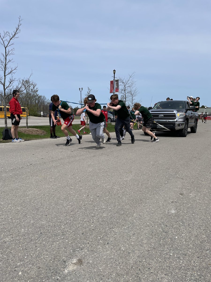 standrews1899's tweet photo. Highland Games on campus today. Some of the events were the tug of war, shot put, Caber toss, piping competition, and more! #boysofSAC https://t.co/CQyj4tsDKP