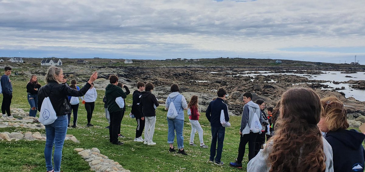 Samhail_2022's tweet photo. This weekend we met a great group of energetic young people in Carna, Connemara, a location where scientists from @CCAPS_NUIGalway including Dr Liz Coleman take measurements of our air as it comes in off the Atlantic at the @Mace_Head atmospheric observatory, visible on the right https://t.co/m3TesGlgGS