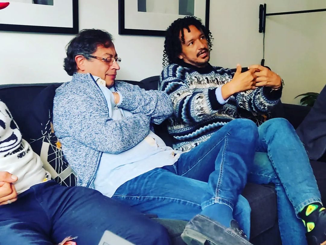 AquinoTicias1's tweet photo. Hoy conversamos con @petrogustavo sobre la realidad del país, la vida, las amenazas, el futuro, la alegría y el Chocoramo.

¿Y si nos pensamos un país con verdadera diversidad en los medios de comunicación?
Se puede y lo vamos a lograr, para que todas y todos podamos hablar ❤️🥄 https://t.co/yZDDyu4j0k