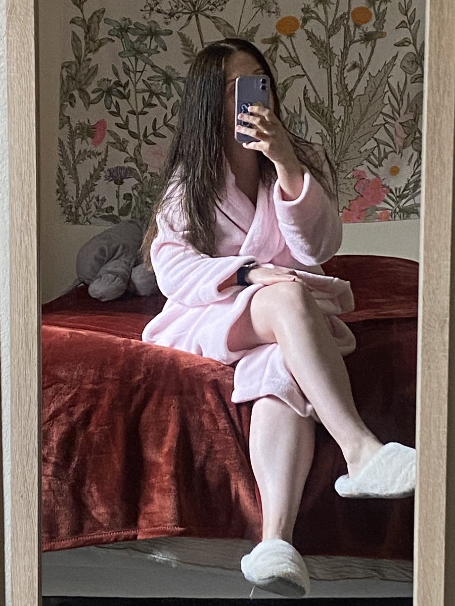 bibabe0923's tweet photo. nothing like wearing your bathrobe around for hours after you shower 🧖🏻‍♀️ #nsfwtwt https://t.co/v3wfKFo7Wh