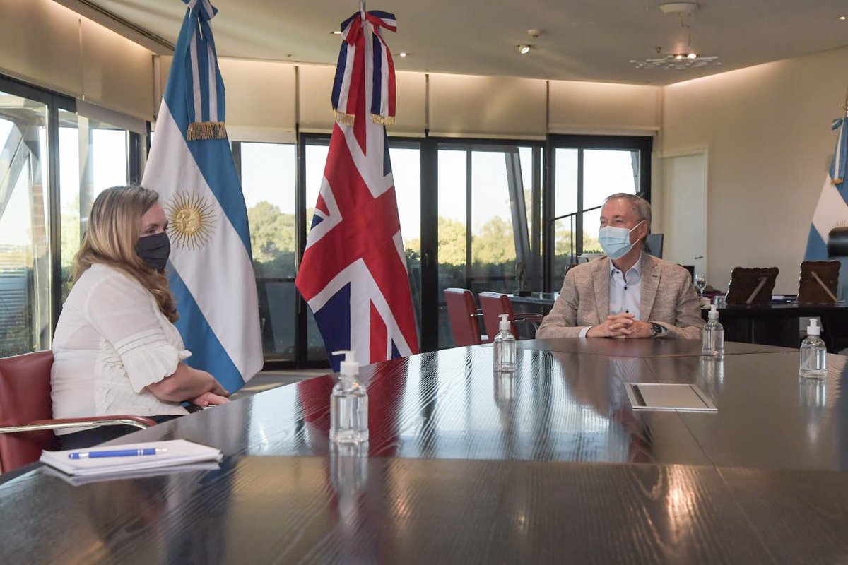 gobdecordoba's tweet photo. #Ahora, el gobernador @JSchiaretti recibe a la embajadora británica en Argentina, @AmbKirstyHayes para abordar diferentes temas de agenda bilateral. https://t.co/qkc8jtgP8v