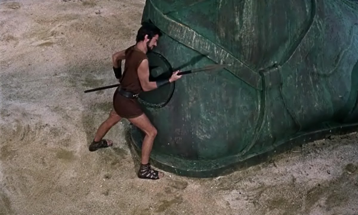 Viene una de las escenas más celebres: la lucha contra el gigante de bronce. Les destroza el barco y...
