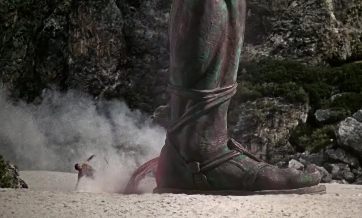 Viene una de las escenas más celebres: la lucha contra el gigante de bronce. Les destroza el barco y...