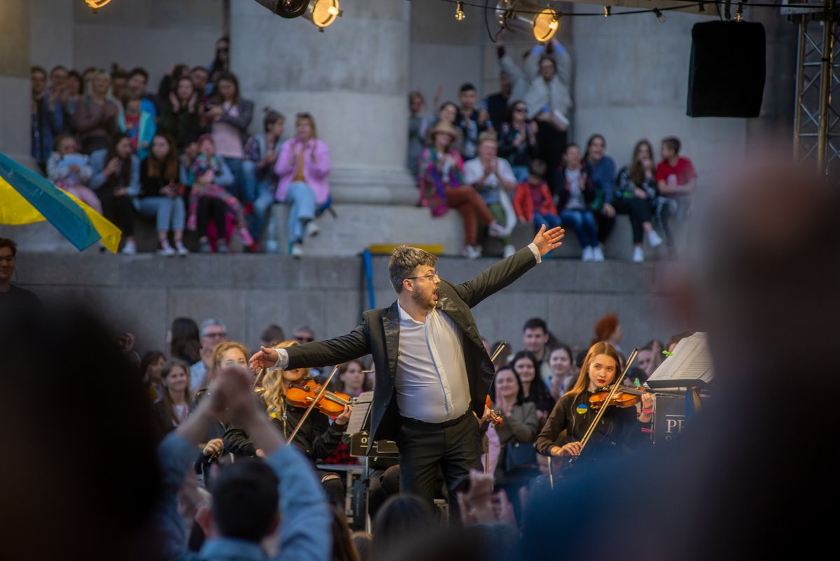 warszawa's tweet photo. To była moc, niesamowita energia i wyjątkowe spotkanie. Występ PRIME Orchestra z Charkowa to podziękowanie dla wszystkich, którzy włączyli się w pomoc Ukrainie i inauguracja 8. edycji projektu #PlacDefilad! fot. J. Turczyk i R. Motyl @PalacKultury @AldonaMachnow1 @trzaskowski_ https://t.co/J8DsuZn29w