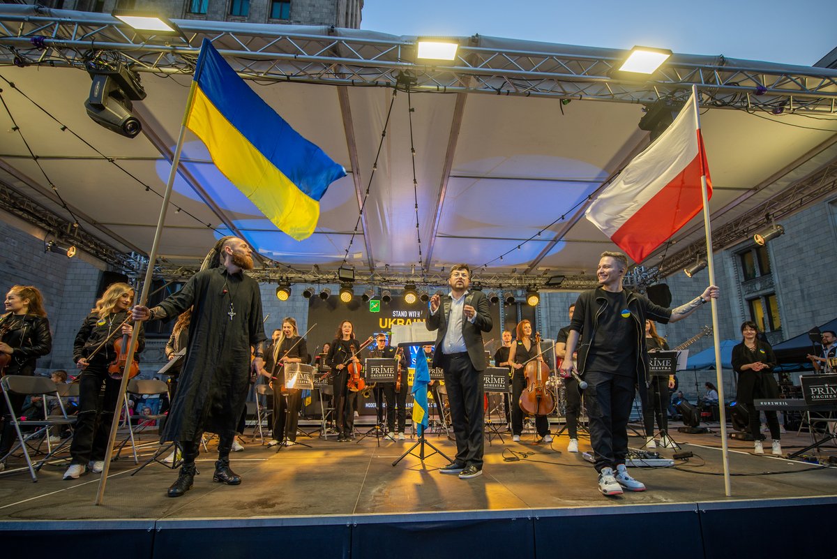 warszawa's tweet photo. To była moc, niesamowita energia i wyjątkowe spotkanie. Występ PRIME Orchestra z Charkowa to podziękowanie dla wszystkich, którzy włączyli się w pomoc Ukrainie i inauguracja 8. edycji projektu #PlacDefilad! fot. J. Turczyk i R. Motyl @PalacKultury @AldonaMachnow1 @trzaskowski_ https://t.co/J8DsuZn29w