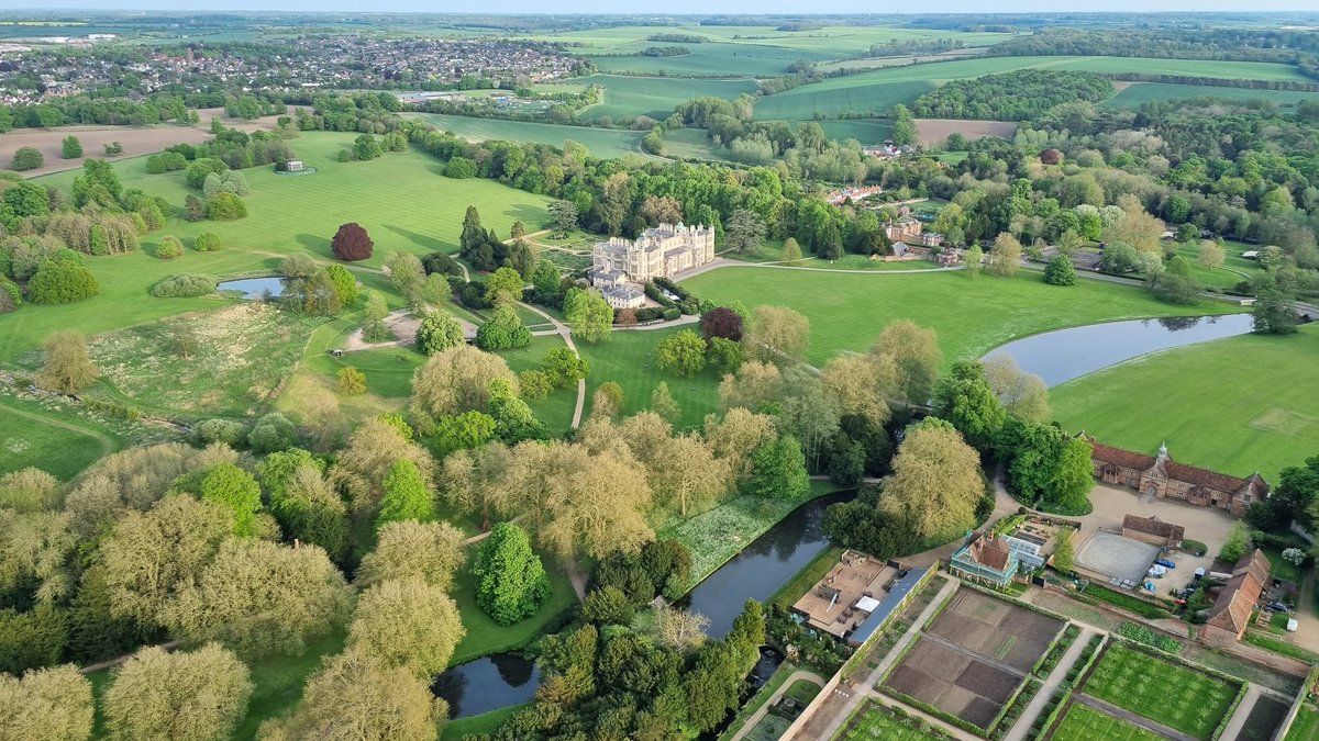 VFAudleyEnd's tweet photo. One of the beautiful things about Audley End Airfield is the approach onto 18.

We get the best views of Audley End House.

#VintageFabrics #AudleyEndAirfield #WarbirdRepaint #AircraftRepaint #AircraftMaintenance #AircraftFabric #Warbirds 
#EnglishHeritage #AudleyEndHouse https://t.co/hDbofbS42y