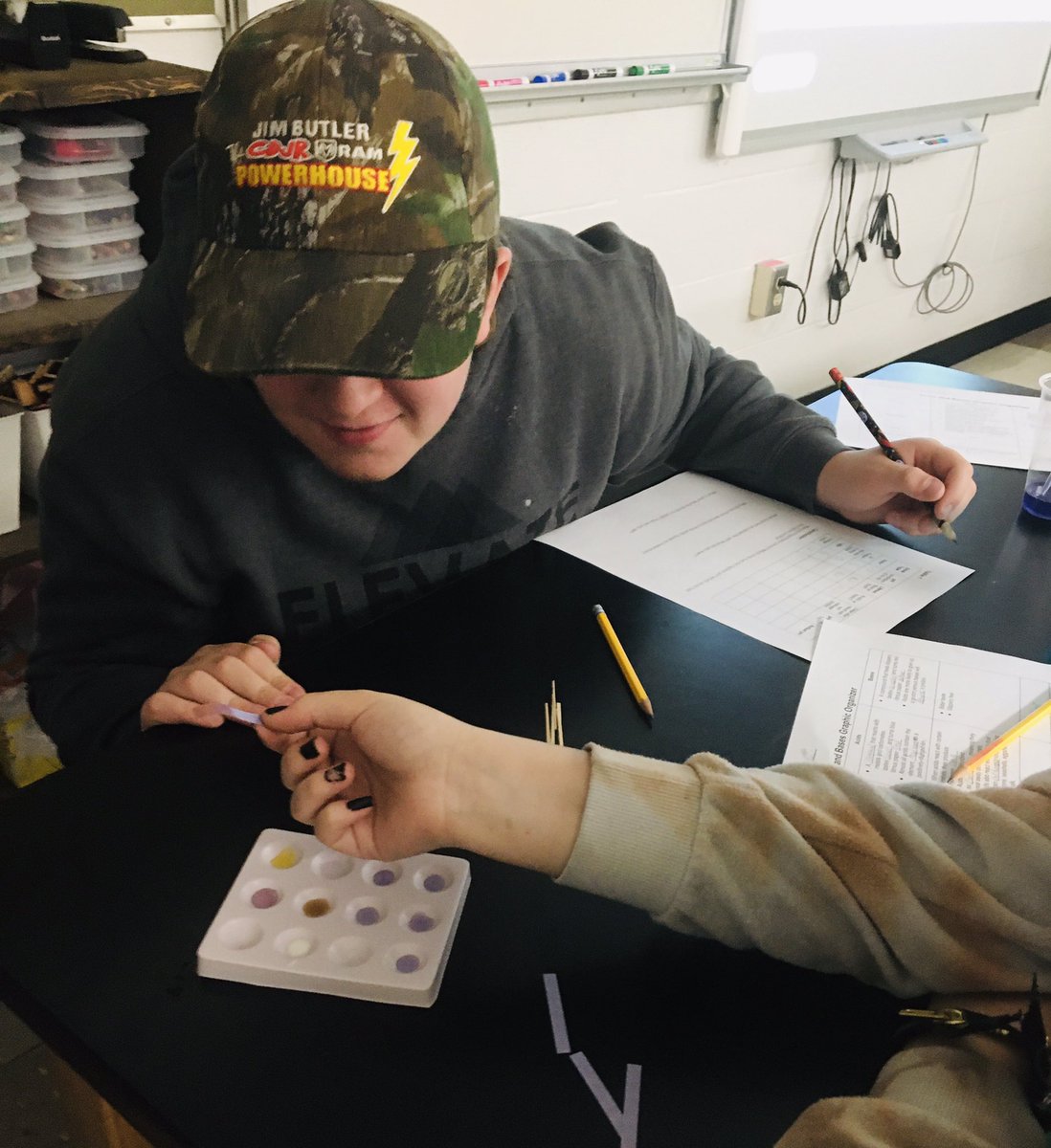 mrsgreenscience's tweet photo. Students completed the “That Drink is Basic” lab to determine the pH of common drinks. We discussed the properties of acids and bases and how we can best use both types. #VMSOneRoar @vms_principal @NorthwestRISD https://t.co/QMFrINng22