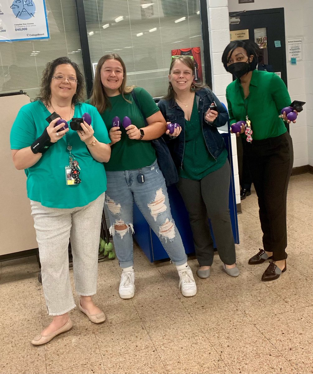 MrsReamyLPHS's tweet photo. Lots of green on display @LaPlataHS today in honor of National Children’s Mental Health Awareness Day. Did you know 1 in 5 children experience a mental, emotional or behavioral health condition before 18? The LPHS Counseling Dept is here to help! #WarriorMindsMatter #CMHHMaryland https://t.co/54Oilz4ygi