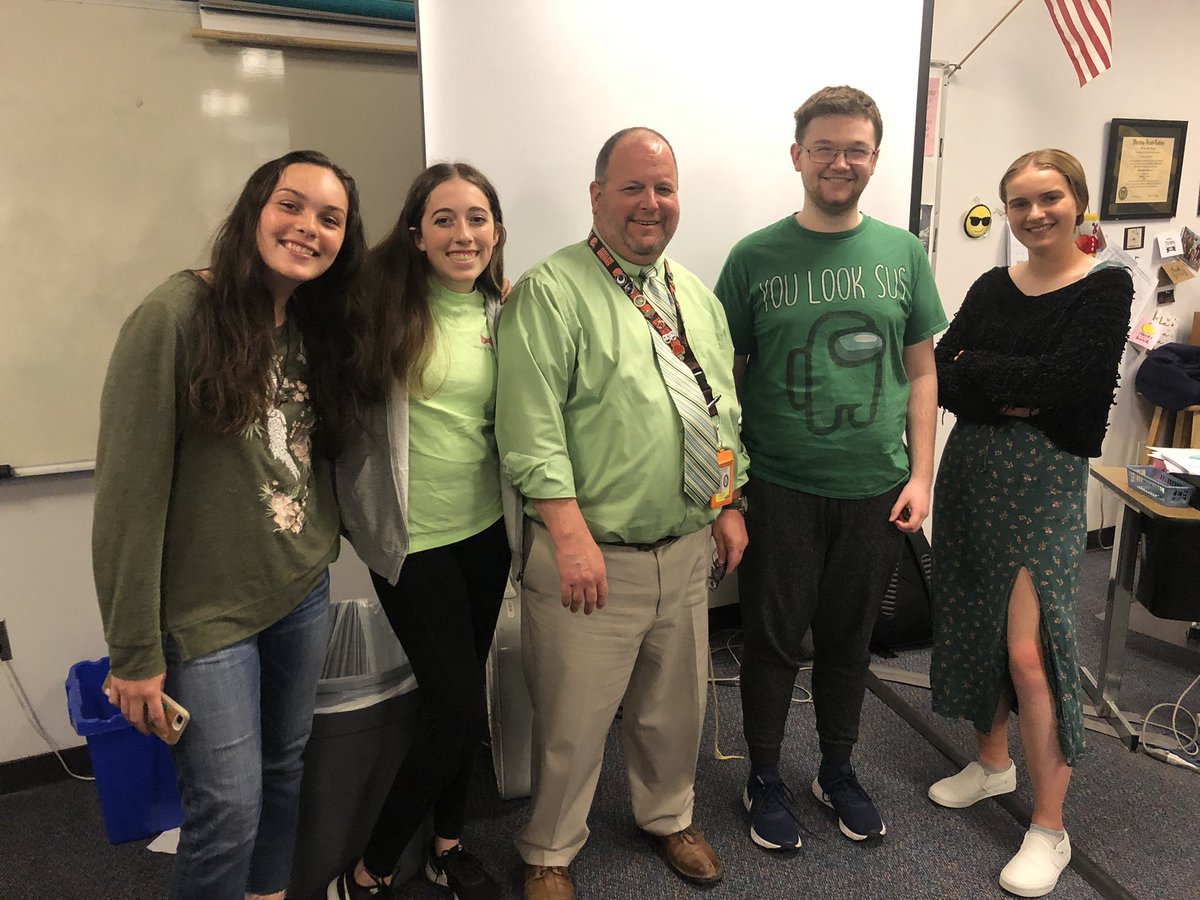 MrsReamyLPHS's tweet photo. Lots of green on display @LaPlataHS today in honor of National Children’s Mental Health Awareness Day. Did you know 1 in 5 children experience a mental, emotional or behavioral health condition before 18? The LPHS Counseling Dept is here to help! #WarriorMindsMatter #CMHHMaryland https://t.co/54Oilz4ygi