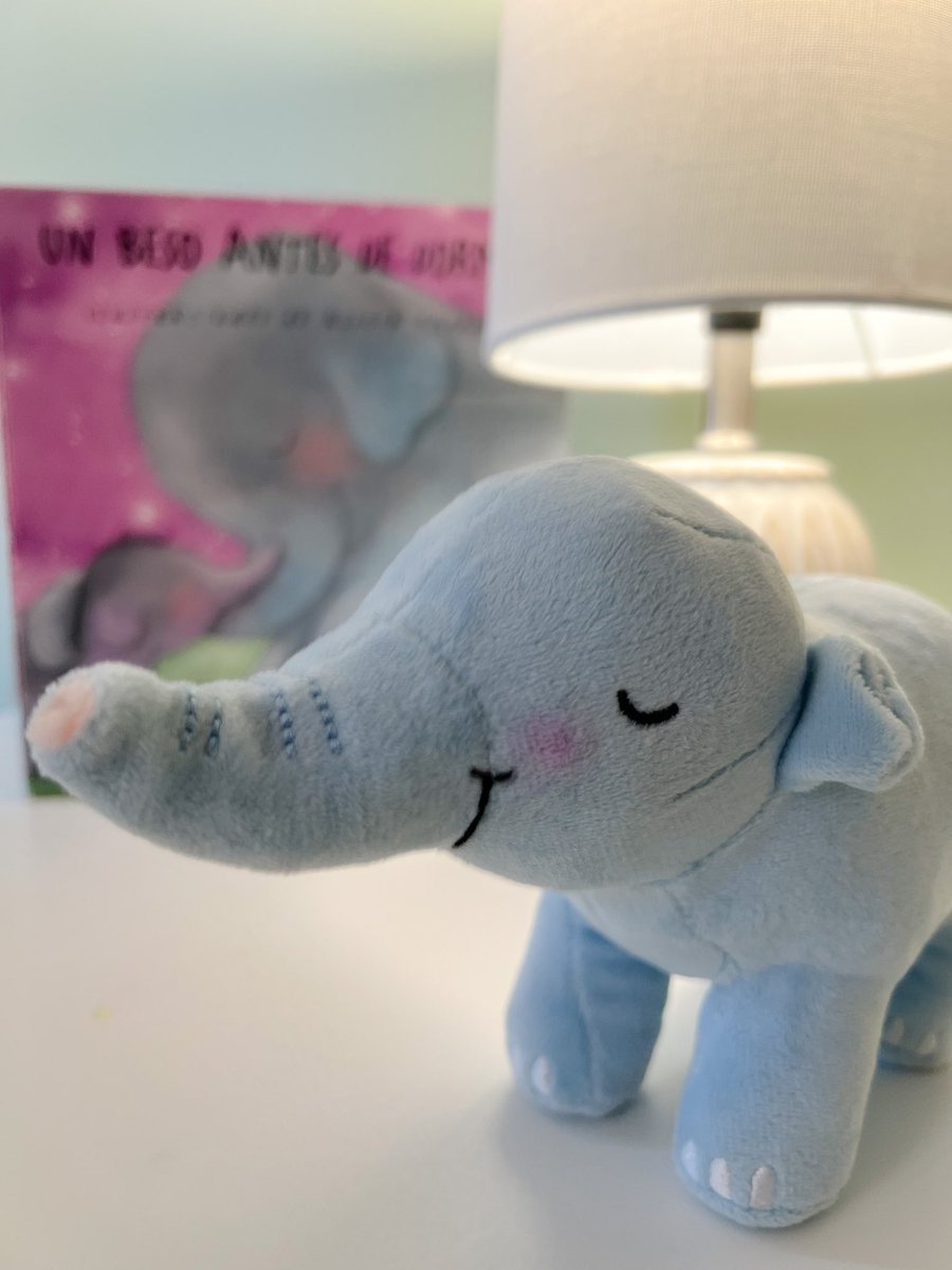 AliciaPadronArt's tweet photo. My book Un Beso Antes de Dormir now comes with a little plushie of the baby elephant! I’m so excited! 💜 #babybooks #boardbooks #aliciapadron #babyelephant #elephantplushie #childrensbooks #childrensbookillustrator #kidlitart #edicionessm #unbesoantesdedormir https://t.co/wczw862dkq